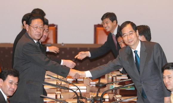 한덕수(오른쪽) 국무총리와 김영일 북한 내각총리가 16일 서울 광장동 워커힐호텔에서 열린 제1차 남북총리회담 종결회의에 앞서 악수를 하고 있다. 사진공동취재단