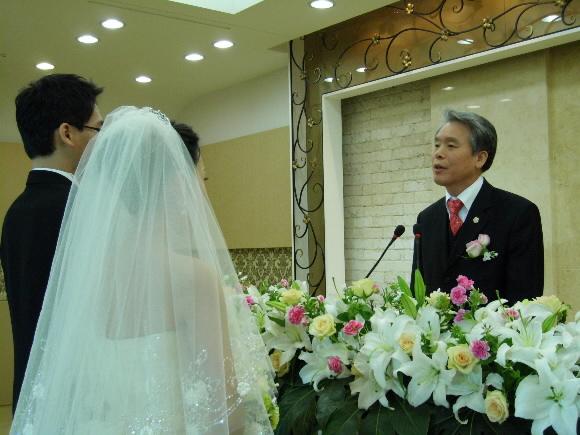 18일 오후 서울 강남의 한 결혼식장에서 ‘전문 혼례사’ 신동선씨가 주례사를 하고 있다. 이경주기자 kdlrudwn@seoul.co.kr