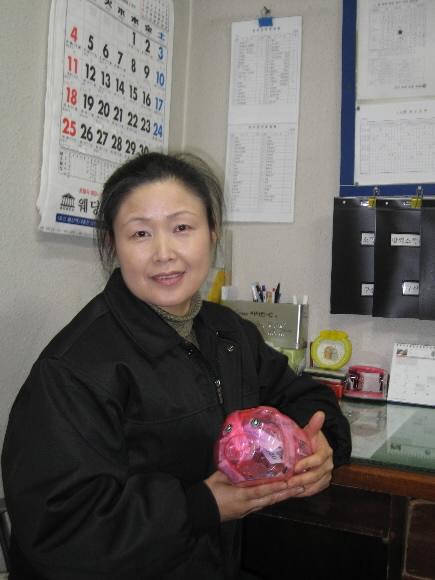 서울 은평구 지하철 6호선 구산역 청소원 권미향씨가 불우이웃을 돕기 위해 청소 중에 주운 재활용품을 판 돈으로 채운 ‘미소돼지’ 저금통을 들어 보이고 있다. 이경주기자 kdlrudwn@seoul.co.kr