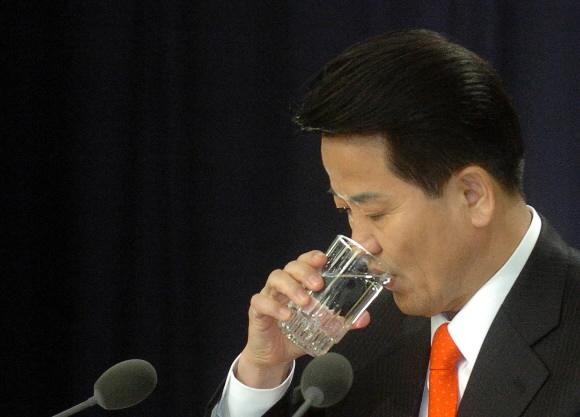 대통합민주신당 정동영 후보가 20일 여의도 63빌딩에서 열린 방송기자클럽 초청 토론회에서 물을 마시고 있다. 김명국기자 daunso@seoul.co.kr