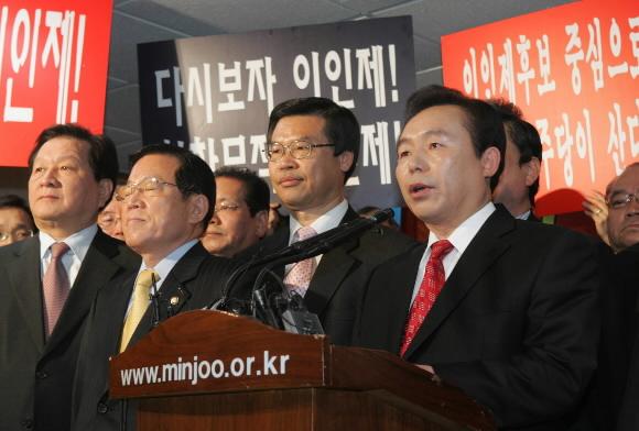 민주당 이인제 대선 후보가 20일 여의도 당사에서 대통합민주신당과의 협상 무산에 따라 독자후보 출마 기자회견을 하고 있다. 최해국기자 seaworld@seoul.co.kr