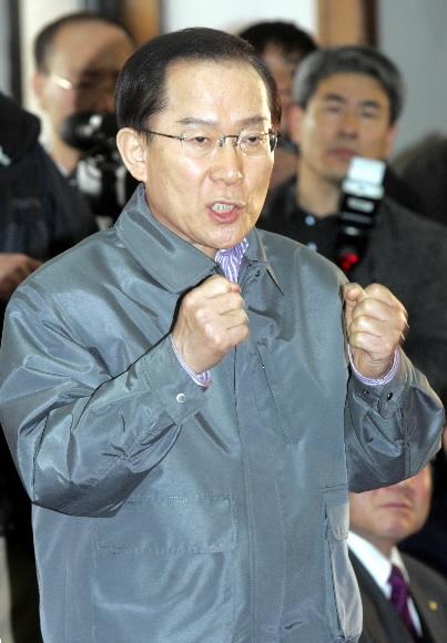 무소속 이회창 후보가 23일 송파구 재향군인회관을 방문, 두 주먹을 불끈 쥐어보이며 지지를 호소하고 있다. 최해국기자 seaworld@seoul.co.kr