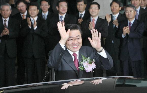 23일 2년의 임기를 마치고 퇴임하는 정상명 검찰총장이 서울 대검찰청에서 이임식을 마친 뒤 박수를 받으며 청사를 떠나고 있다. 이호정기자 hojeong@seoul.co.kr