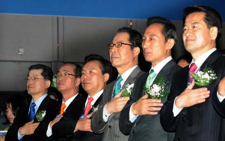 23일 여의도 63빌딩에서 열린 중소기업희망선포식에 대선후보들이 참석해 국민 의례를 하고 있다. 왼쪽부터 창조한국당 문국현, 국민중심당 심대평, 민주당 이인제, 민주노동당 권영길, 한나라당 이명박, 대통합민주신당 정동영 후보. 이언탁기자 utl@seoul.co.kr