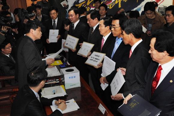 줄이은 후보 등록  중앙선관위가 25일 오전 9시 대통령 후보자 등록업무를 개시한 시각에 맞춰 각 후보자측이 등록서류를 들고 대기하고 있다. 이언탁기자 utl@seoul.co.kr