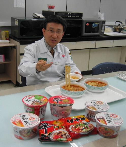 정성욱 팀장이 경기 군포에 있는 농심 개발본부 면개발팀 시식실에서 라면 맛을 보고 있다. 농심 제공