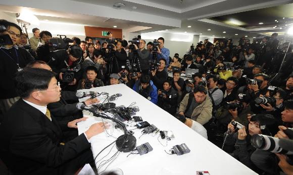 26일 서울 동대문구 제기동 성당에서 열린 ‘김용철 변호사의 삼성비자금 사건에 대한 기자회견’에서 김 변호사가 수많은 취재진에 둘러싸여 삼성 비자금 실체에 대한 자신의 주장을 밝히고 있다. 손형준기자 boltagoo@seoul.co.kr