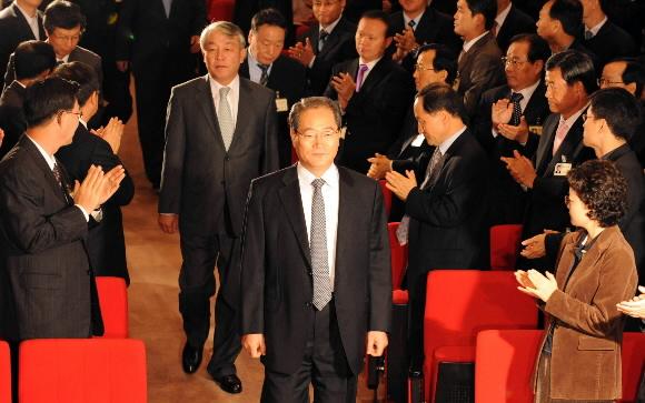 26일 서울 서초구 서초동 대검찰청에서 열린 임채진(가운데) 검찰총장 취임식에서 임 신임총장이 검찰 직원들의 박수를 받으며 식장에 들어서고 있다. 도준석기자 pado@seoul.co.kr