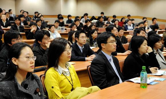 26일 경기 고양시 일산 사법연수원에서 열린 첫 취업박람회에 참석한 37기 연수생(내년 1월 졸업 예정)들이 검찰 취업 관련 설명을 경청하고 있다. 일산 류재림기자 jawoolim@seoul.co.kr