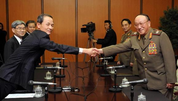 김장수(왼쪽) 국방부장관이 27일 오후 평양 송전각초대소에서 열린 남북 국방장관회담 1차 전체회의를 시작하기 전에 북측 김일철 인민무력부장과 악수하고 있다. 평양 사진공동취재단