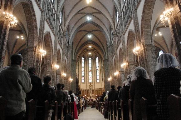 성당에서 미사에 참석중인 천주교 신자들. 천주교계의 큰 고민 가운데 하나인 냉담자 문제는 가족이 가장 큰 원인인 것으로 나타났다. 서울신문 포토라이브러리