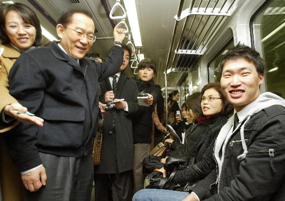 무소속 이회창 후보가 28일 서울 지하철 5호선을 타고 가며 시민들과 이야기를 나누고 있다. 김명국기자 daunso@seoul.co.kr