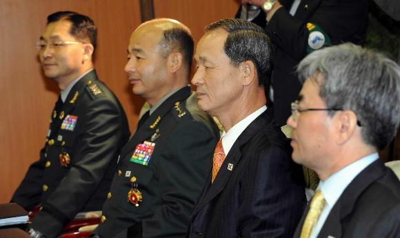 28일 평양 송전각초대소에서 열린 남북 국방장관회담 전체회의에서 남측 수석대표인 김장수(오른쪽 두번째)국방부장관과 대표단이 북측 대표단을 상대로 공동어로수역 문제 등 현안에 대한 입장을 밝히고 있다.   평양 공동사진취재단