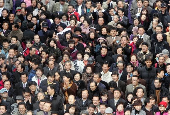 대선후보들이 경쟁하듯 ‘가난 마케팅’에 나섰다. 서민들의 표심을 끌어오기 위한 이미지 전쟁의 일환으로 보인다. 사진은 대선 공식 선거운동 첫날인 지난 27일, 대선 후보의 유세를 듣기 위해 대전 중구 은행동 차없는 거리에 모인 시민들의 모습. 최해국기자 seaworld@seoul.co.kr