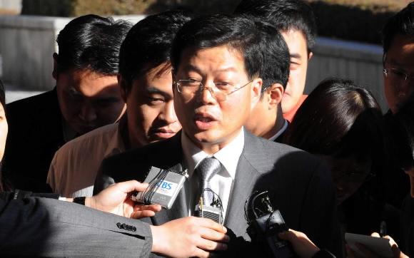 삼성 비자금 자료를 공개한 김용철 변호사가 28일 서울중앙지검에 참고인 자격으로 출석해 조사를 받기 전 기자들의 질문에 답하고 있다. 정연호기자 tpgod@seoul.co.kr