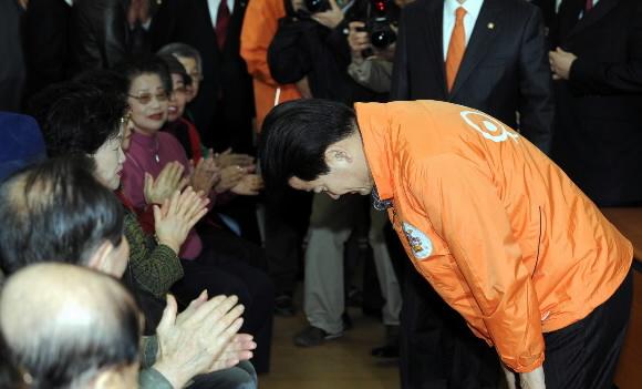 “어르신 인사드립니다”