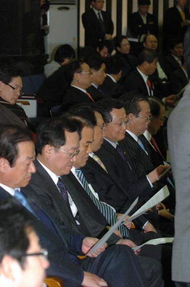 한나라 긴급 의총  한나라당 의원들이 30일 국회에서 열린 긴급 의원총회에서 BBK 의혹과 관련해 검찰의 공정한 수사를 촉구하는 성명서를 심각한 표정으로 들여다보고 있다. 최해국기자 seaworld@seoul.co.kr