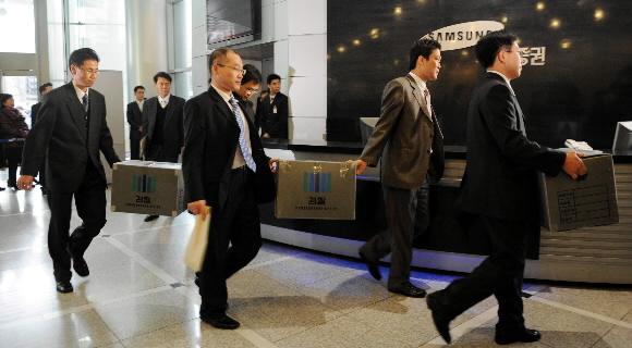 30일 검찰 수사관들이 서울 종로구 종로타워 내 삼성증권 본사에 대한 압수수색을 벌여 관련 자료들을 박스에 담아 운반하고 있다. 안주영기자 jya@seoul.co.kr