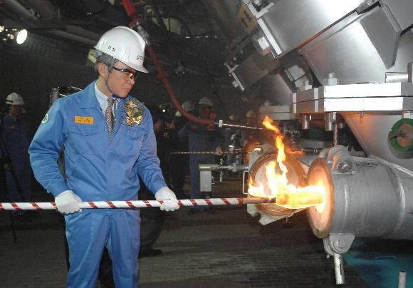 이구택 포스코 회장이 30일 개수공사를 마치고 새롭게 태어난 광양 3고로에 불을 지피고 있다. 포스코 제공
