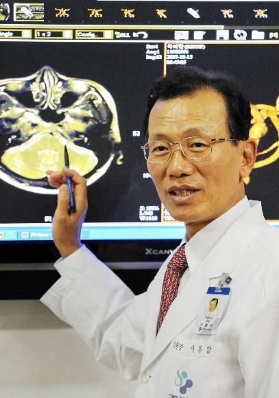 경희대의료원 이봉암 원장이 안면마비 환자의 뇌 단층 촬영 사진을 가리키며 증세를 설명하고 있다. 사진 이호정기자 hojeong@seoul.co.kr