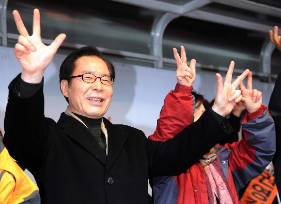 민주노동당 권영길 후보가 2일 서울 태평로 삼성 본관 앞에서 유세하면서 손가락으로 ‘기호 3’을 꼽아 보이며 지지를 호소하고 있다. 정연호기자 tpgod@seoul.co.kr