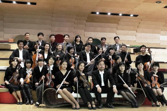 지난 1일 KT 필하모닉 오케스트라 단원들이 경기 분당 계원예고 벽강예술관에서 창단 연주회를 마치고 포즈를 취하고 있다. KT제공