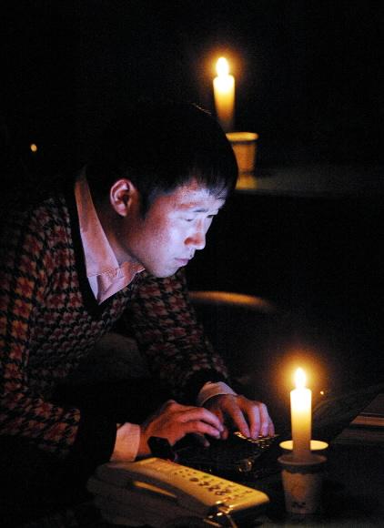 촛불켜고 기사 작성  3일 오후 8시 경찰이 ‘취재지원선진화방안’에 따라 서울 서대문구 미근동 경찰청 기자실의 전기를 끊은 가운데 한 출입기자가 촛불을 켜놓고 기사를 작성하고 있다. 안주영기자 jya@seoul.co.kr