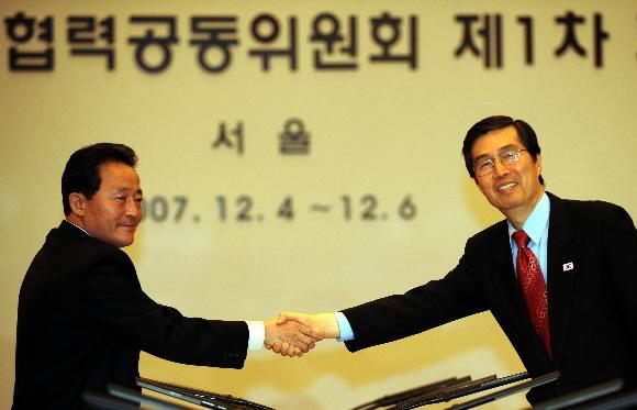 권오규(오른쪽) 경제부총리가 북한 전승훈(왼쪽) 내각부총리와 4일 서울 그랜드힐튼호텔에서 열린 남북경제협력공동위원회 1차 회의에 앞서 환담을 나누며 악수하고 있다. 사진공동취재단