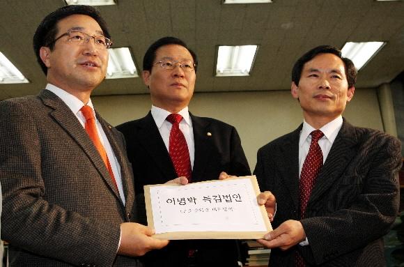 신당 특검법안 제출 대통합민주신당 윤호중(맨 왼쪽)·문병호(가운데) 의원이 5일 검찰의 무혐의 발표를 신뢰할 수 없다며 국회 의안과에 특검법 발의안을 제출하고 있다. 최해국기자 seaworld@seoul.co.kr