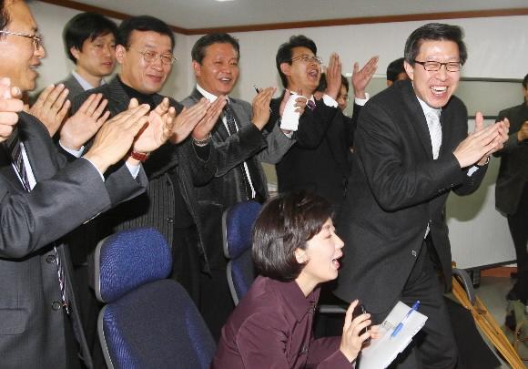 환호하는 한나라 한나라당 박형준(오른쪽)·나경원(앉은이) 대변인이 5일 여의도 당사에서 부대변인들과 함께 검찰의 BBK 수사결과 발표를 지켜보며 환호하고 있다. 최해국기자 seaworld@seoul.co.kr