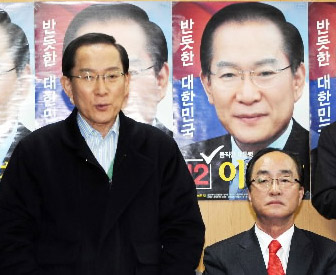 무소속 이회창 후보가 5일 최근 후보 단일화를 이룬 국민중심당 심대평(이 후보 오른쪽) 후보와 함께 캠프 고위전략회의를 주재하기에 앞서 인사말을 하고 있다. 김명국기자 daunso@seoul.co.kr