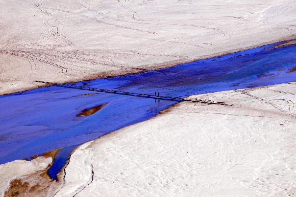 낙동강 지류인 내성천이 회룡포를 돌아나가며 만들어낸 모래밭. 뿅뿅다리 건너 흰모래를 헤치고 걷다 보면 시간이 멈춘 듯한 마을, 회룡포에 가 닿는다.