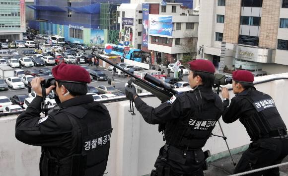 경찰청은 강화도의 총기탈취 사건을 계기로 7일 주요 대선 후보들에 대한 경호를 대폭 강화했다. 경찰특공대원들이 이날 대전 중구 한나라당 시당 근처의 건물 옥상에서 이명박 후보의 동선을 살피며 테러위협에 대비하고 있다. 대전 최해국기자 seaworld@seoul.co.kr