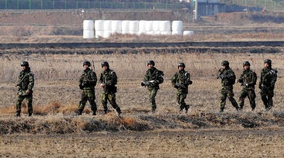 도대체 어디로… 강화 총기 탈취범의 도주차량이 전소된 채 발견된 경기 화성시 장안면 독정리 인근 지역을 장병들이 수색하고 있다. 화성 안주영기자 jya@seoul.co.kr