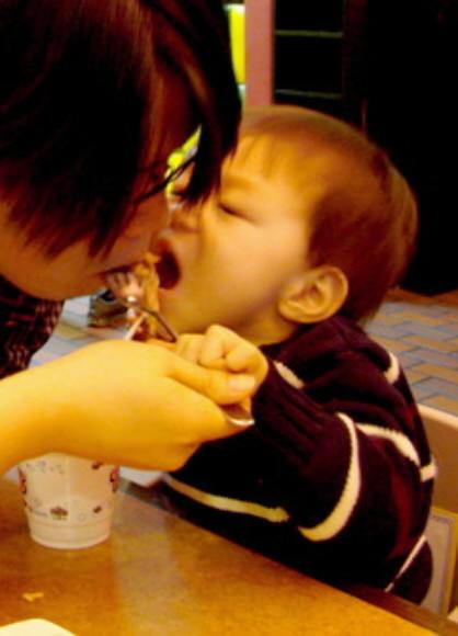 아빠,나도 한 입만!