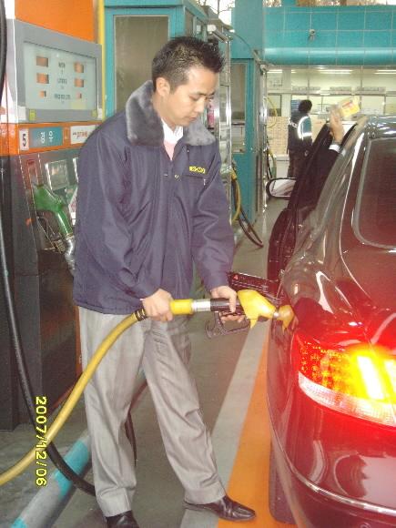 스테이지Ⅱ를 설치한 서울 강남 학여울 주유소에서 주유원이 휘발유를 넣고 있다. 이 주유소는 기름을 넣는 동시에 유증기를 회수해 휘발유 냄새가 거의 나지 않는다.