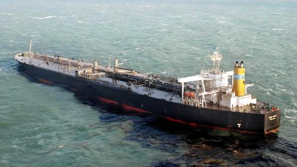 7일 충남 태안군 만리포 북서방 5마일 해상에서 바지선과 충돌한 유조선 ‘헤베이 스프리트호’ 모습. 유조선 오일탱크 3개에 구멍이 나 원유가 바다로 유출됐다.  해양수산부 제공