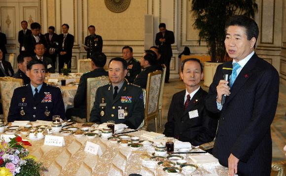 노무현 대통령이 7일 전군 주요 지휘관을 청와대로 초청,오찬을 함께하는 자리에서 인사말을 하고 있다. 청와대사진기자단