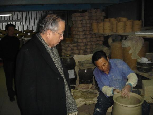 도고 가즈히코 서울대 국제대학원 초빙교수가 7일 오후 전북 남원시 인월면 중군리 인월요업에서 전통방식의 옹기 제작 모습을 지켜보고 있다.