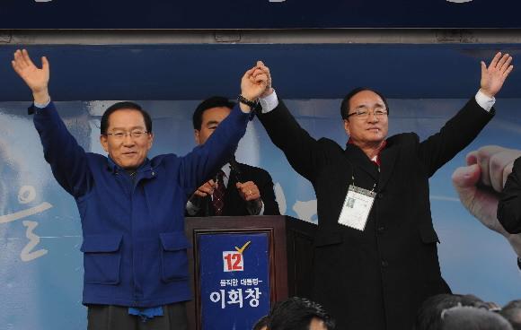 무소속 이회창(왼쪽) 후보가 9일 대전 은행동 으능정이 거리 유세에서 국민중심당 심대평 대표와 손을 들어보이며 지지자들의 환호에 답하고 있다. 대전 김명국기자 daunso@seoul.co.kr