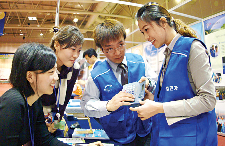 삼성전자 직원들이 시각 장애인들이 사용하는 음성 계산기를 시험하고 있다. 삼성전자 제공