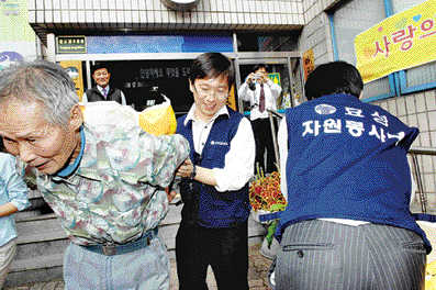 효성 직원들이 지난 10월 서울 마포지역 독거노인들에게 쌀을 지원하고 있다. 효성제공