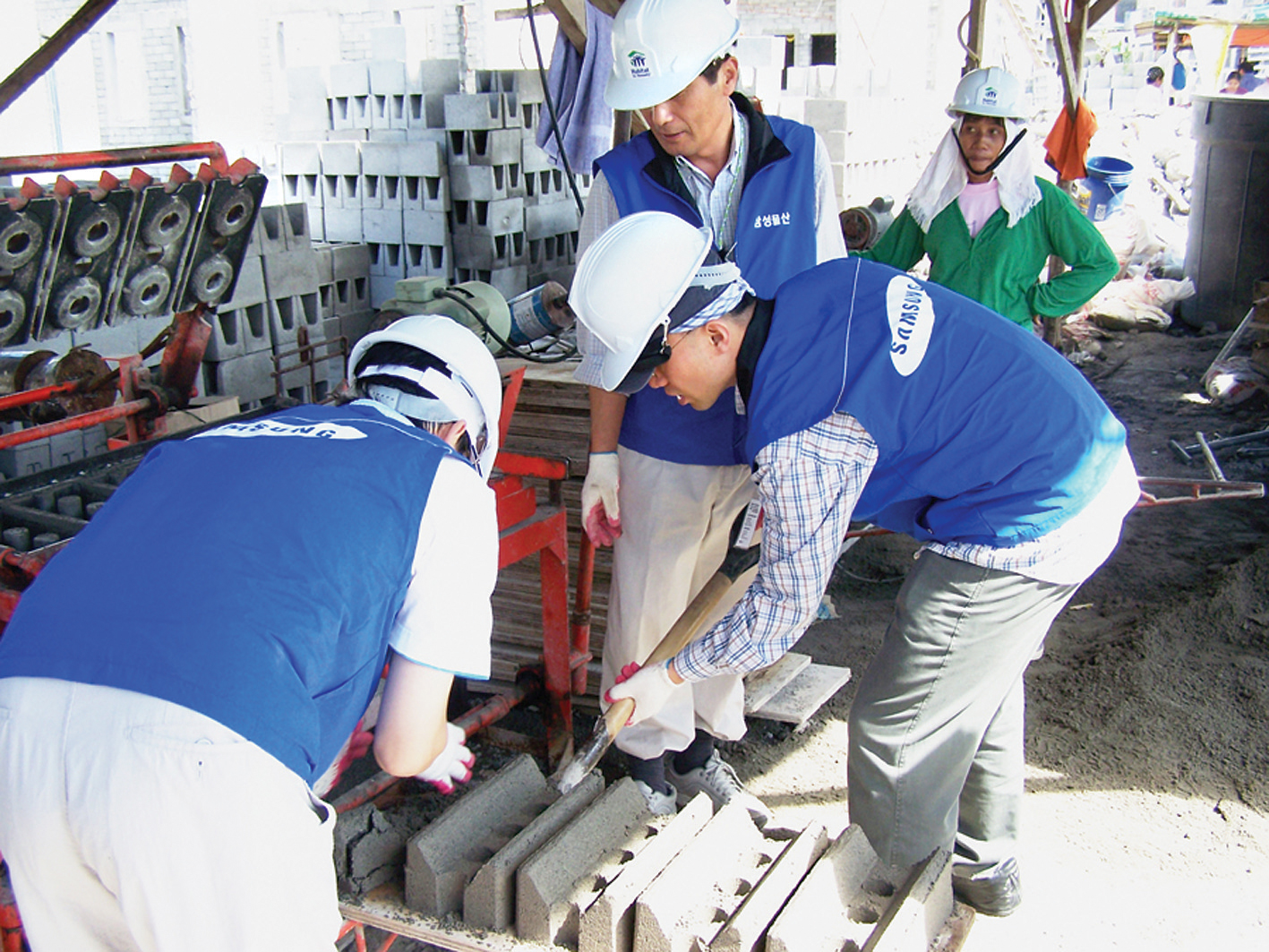 삼성물산 직원들이 지난 10월 필리핀 마닐라에 파견돼 현지 빈민들을 위해 사랑의 집을 짓고 있다. 삼성물산 제공