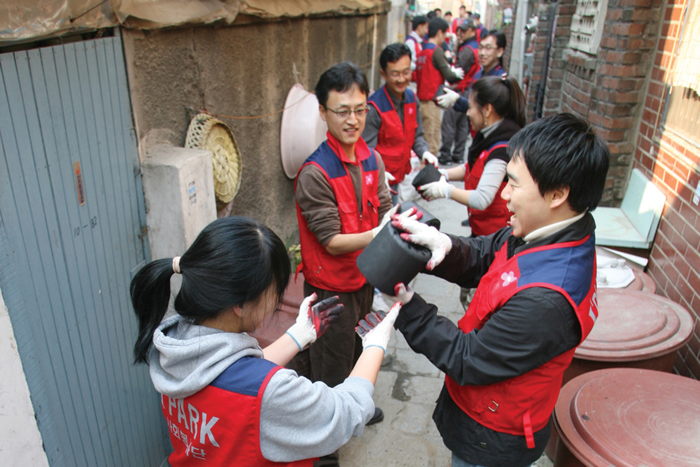 지난달 서울 관악구 봉천동 일대에서 현대산업개발의 아이파크 사회봉사단이 불우이웃에게 전달할 연탄을 나르고 있다. 현대산업개발 제공