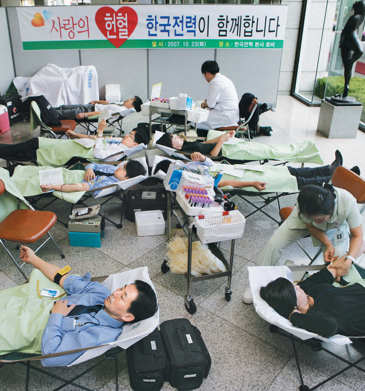 지난 10월 ‘헌혈의 달’을 맞아 한국전력 임직원들이 헌혈을 하고 있다. 한국전력 제공