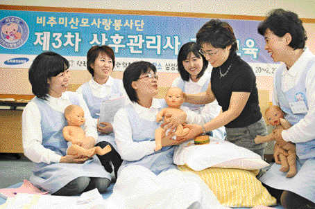 저소득층 산모를 지원하는 삼성생명 산모도우미들이 전문 강사의 지도를 받고 있다. 삼성생명 제공