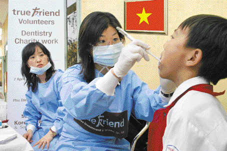 지난 4월 베트남 하노이 외곽 투리엔을 방문한 한국투자증권 치과의료 봉사단이 주민들의 구강검사를 하고 있다. 한국투자증권 제공