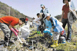 충남 공주시 ‘유구천 가꾸기’ 봉사활동에 참여한 웅진코웨이 직원 및 가족들이 하천 주변 정화활동을 벌이고 있다. 웅진코웨이 제공 