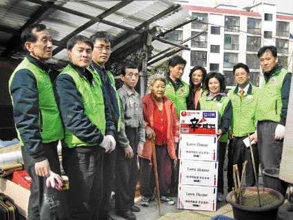 현대백화점 부천 중동점 직원들과 고객들로 구성된 러브하우스 봉사단이 최근 중동점 인근 독거노인 가정을 방문해 생필품을 전달하고 있다. 현대백화점 제공