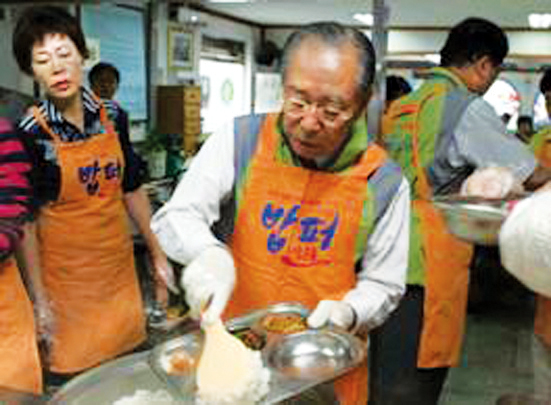 강신호(가운데) 동아제약 회장이 지난 5월 서울 동대문구 밥퍼나눔운동본부에서 노숙자들에게 식사를 제공하고 있다. 동아제약 제공